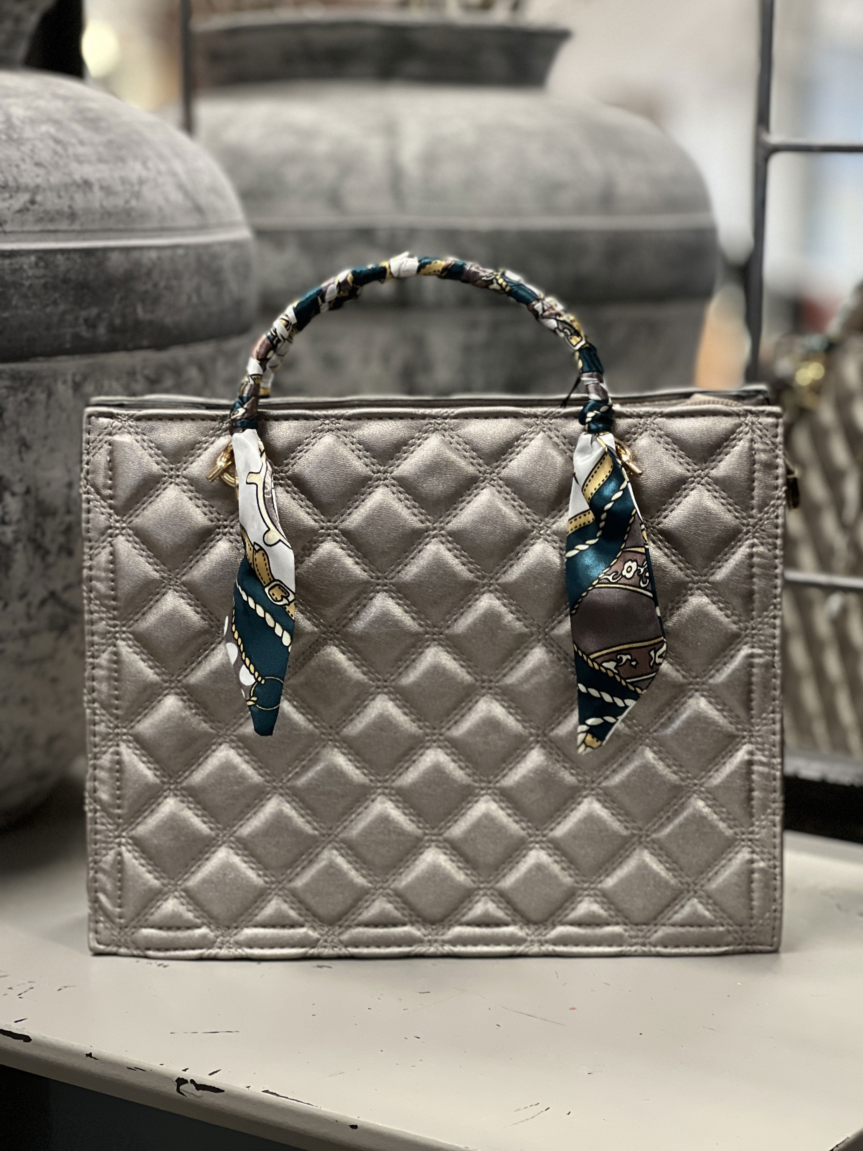 Irena - Fed quiltet taske med tørklæde